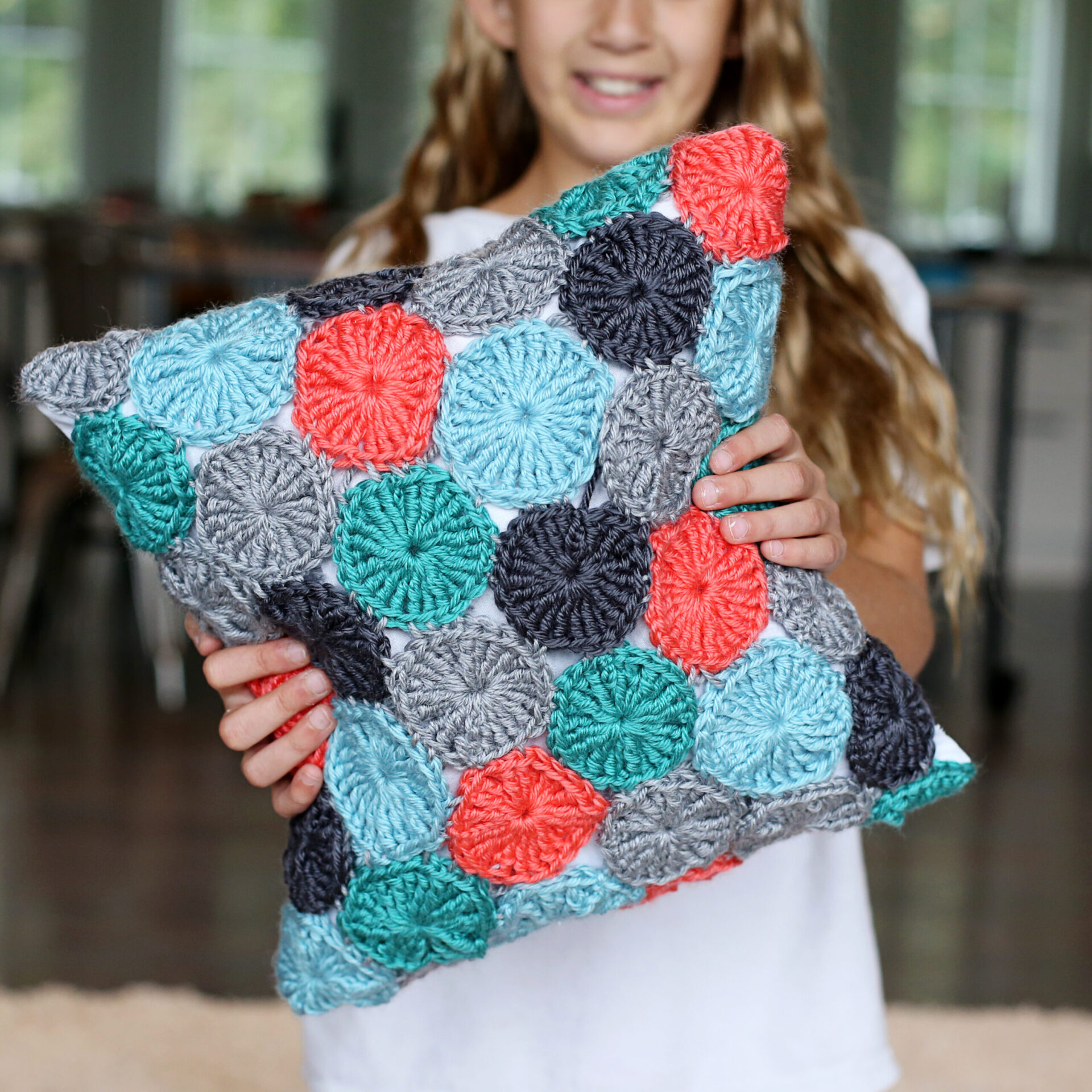 Crocheted YoYo Pillow (FREE pattern!)... and giveaway... Sugar Bee